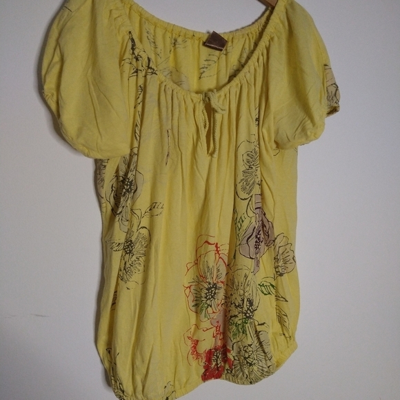 Love Language Small Petite Yellow Floral Top - Picture 2 of 4